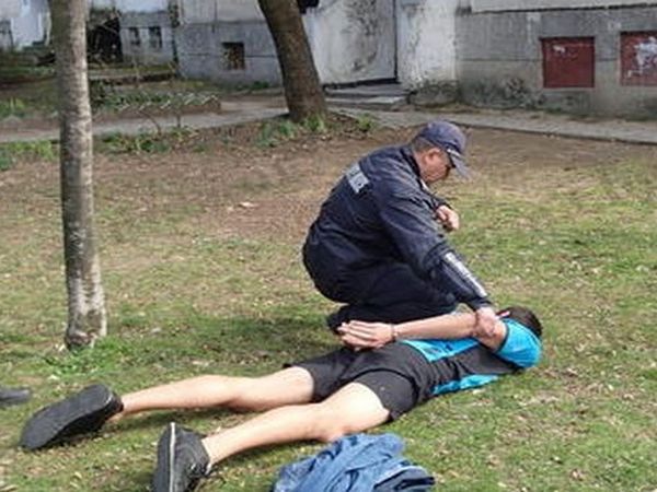Зрелищен арест в центъра на Бургас! Униформени сгащиха 33-годишния Димитър с голямо количество пико