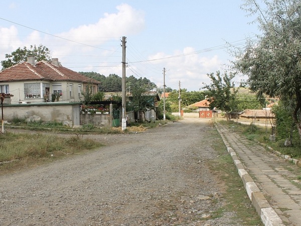 В Община Айтос запретнаха ръкави за парите от Министерски съвет: Търсят кой да асфалтира улиците в с. Пещерско