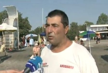 Спасител от Бургас зове плажуващите да не влизат в морето пияни или преяли (ВИДЕО)