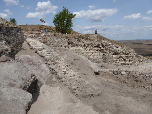 Открито е монументално каменно стълбище на крепостта Русокастро (СНИМКИ)