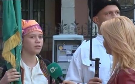 13-годишно момиче развя знамето на Марашката чета (ВИДЕО)