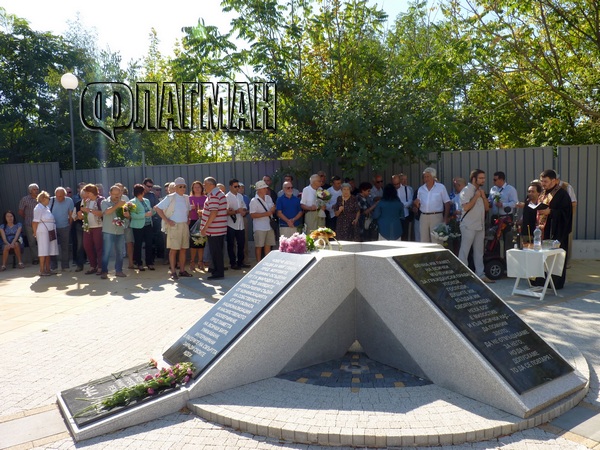 Жертвите от комунизма не са забравени: Политици и бургазлии сведоха глава пред паметника до съда (СНИМКИ)