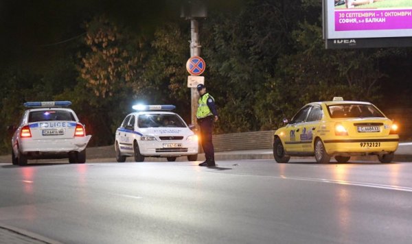 Карък: Таксиджия блъсна патрулка на кръстовище