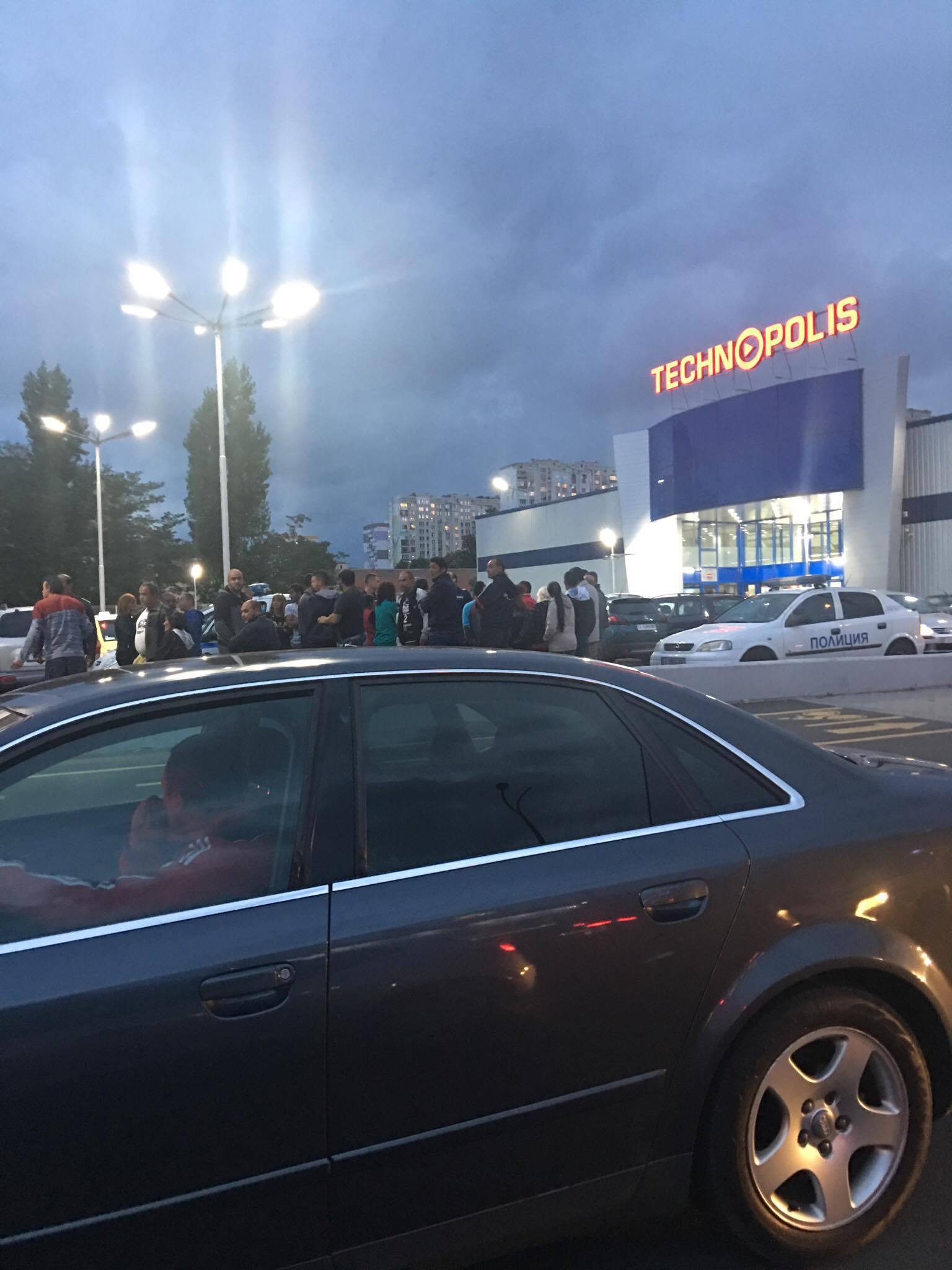 Роми и полицейски коли на паркинга на “Технополис” в Славейков