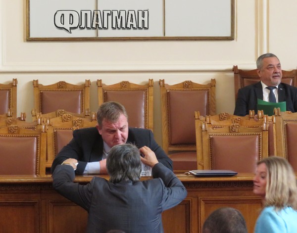 Вицепремиерът Каракачанов подкрепи БСП - поиска закриване на комисията за досиетата