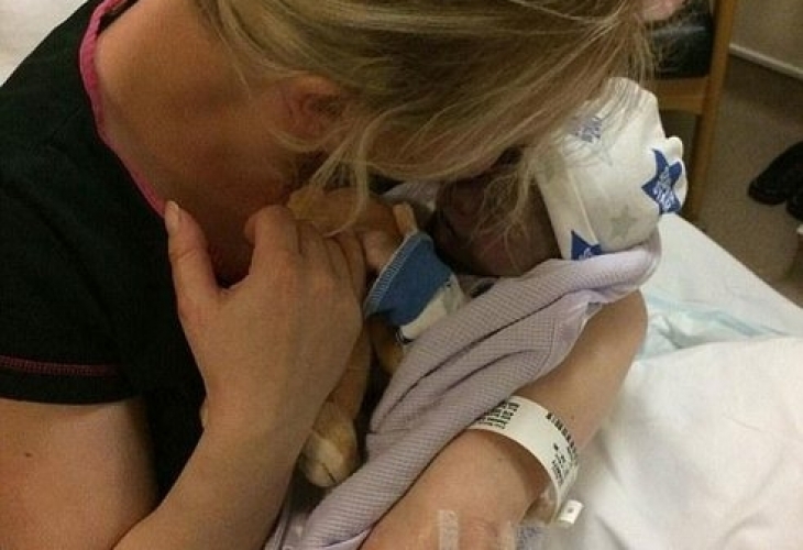 Майка публикува снимка, на която кърми мъртвото си бебе и помоли: Отчаяна съм, поговорете с мен! (СНИМКИ)