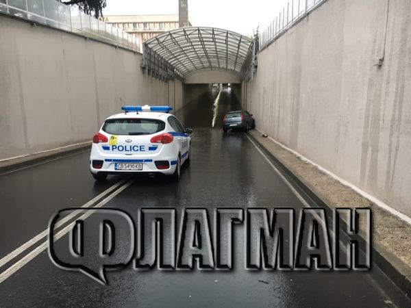 Кола закъса в подземната улица в Бургас заради обилния дъжд (СНИМКИ)
