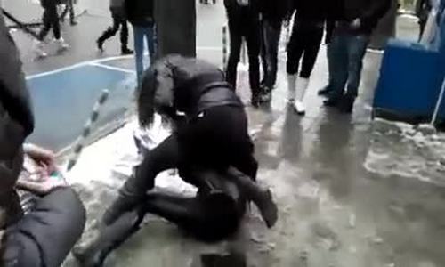 Три разярени девойки нападнаха брутално с боксове контрольор