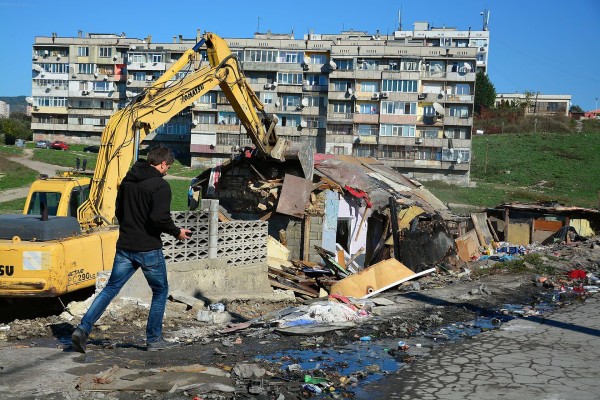 Събориха 18 незаконни къщи на ромска махала на Варна