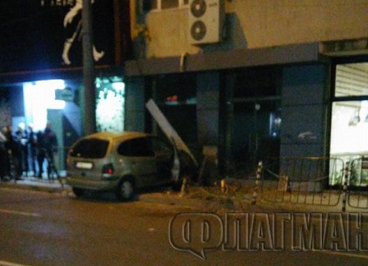 Зрелищна катастрофа в центъра на Бургас! Шофьор едва не вряза колата си в нощен бар (ЕКСКЛУЗИВНИ СНИМКИ)