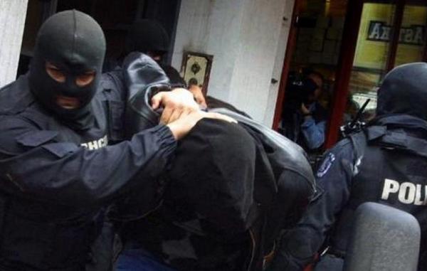 Спецполицаи щурмуваха циганската махала: Арестуваха дилър, разпалил нарковойна в гетото