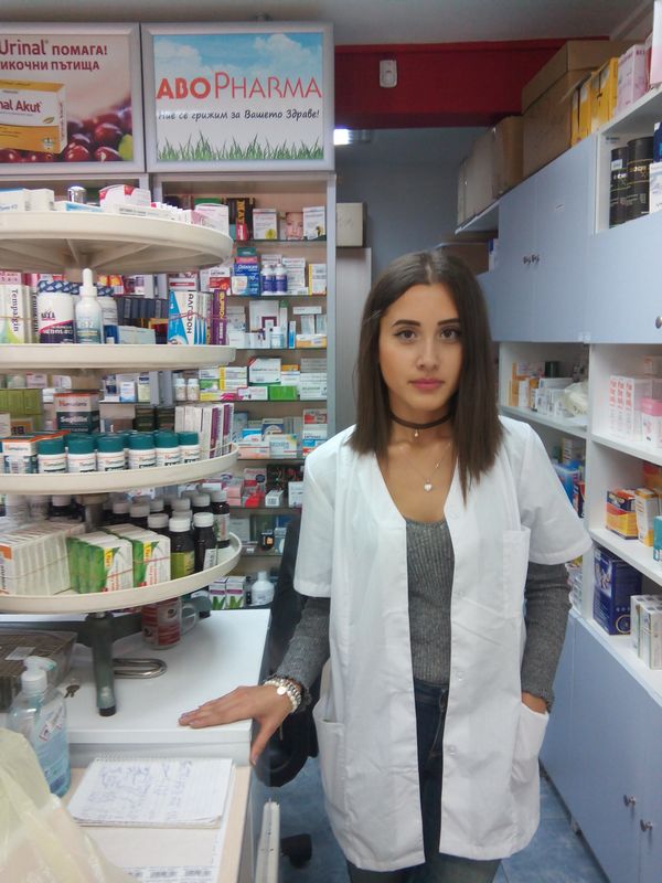 Второкурсници от Медицинския колеж започнаха стаж в аптеки „Фаркол“