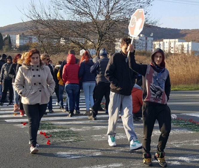 Ученици от Бургас със символичен протест за толерантност по пътищата, блокират ключов булевард