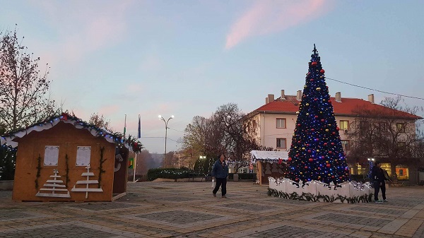 Коледните светлини в Средец грейват на 1 декември