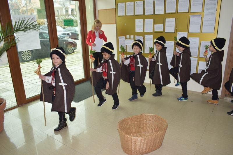 Коледарчета поздравиха общинската администрация в Приморско