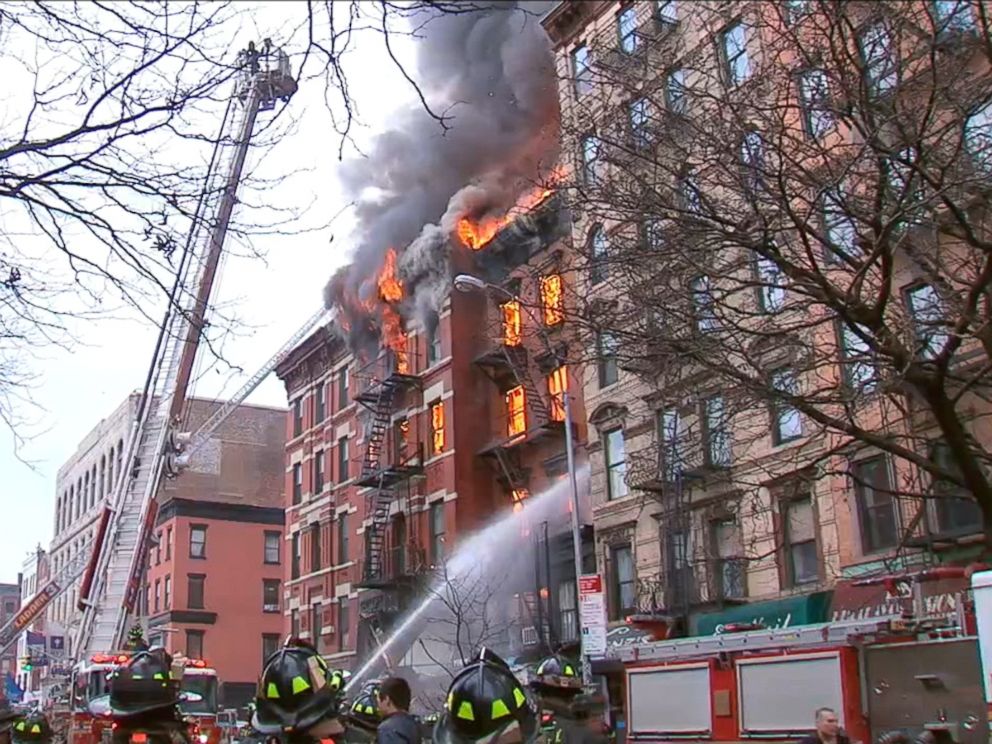 12 жертви! Блок се запали в Ню Йорк, огънят блокира горните етажи
