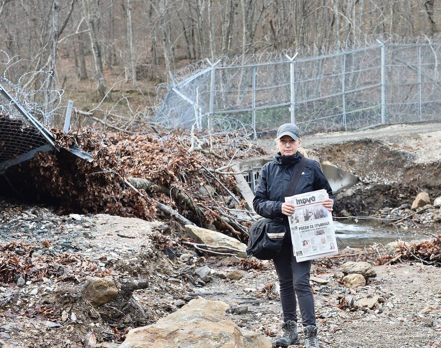 Елена Йончева откри нова дупка на граничната ограда, позира с днешен вестник