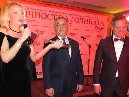 Автентичен кози рог подари вицепремиерът Валери Симеонов за ЧРД на Флагман (ВИДЕО и СНИМКИ)