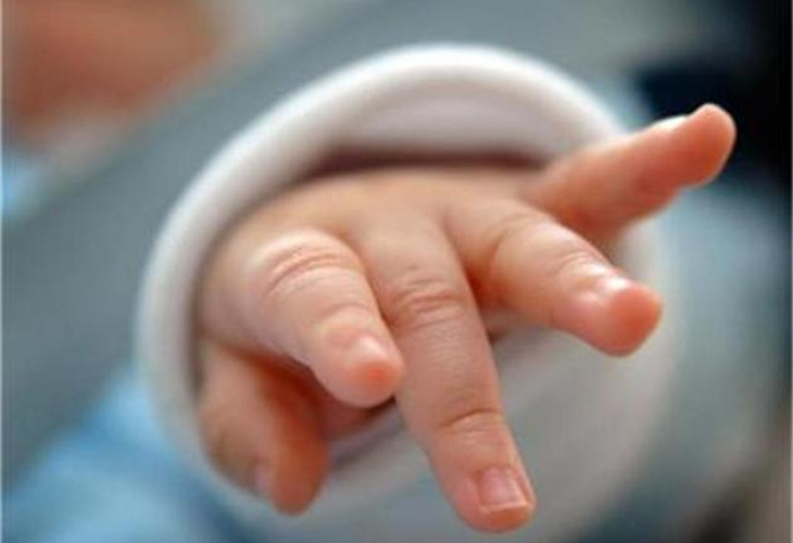 Сърцераздирателна СНИМКА! Лекар направи невероятен жест към умиращо бебенце