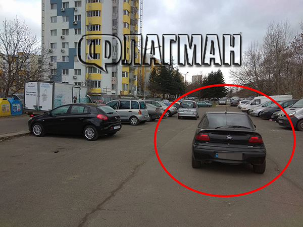 Бургазлии от жк „Изгрев”: Няма ли кой да разкара тази таратайка, блокирала е паркинга ни от 10 дни (СНИМКИ)
