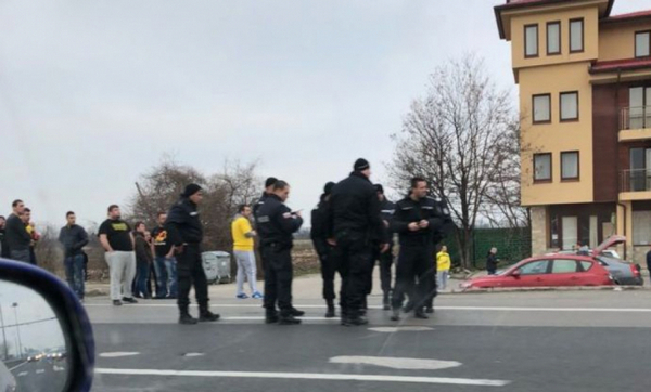 Стана страшно, фенове и полицаи се млатят преди мача на Левски (СНИМКИ)