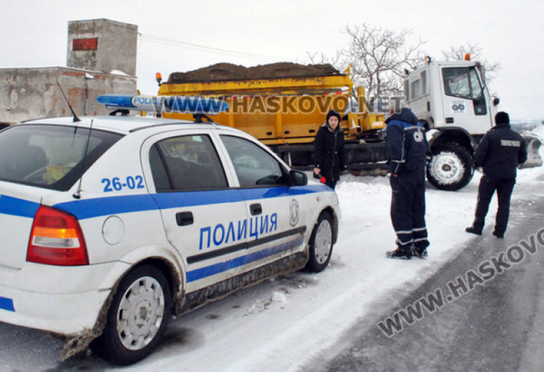 Ужас на пътя: Училищен автобус закъса в преспите в Хасковско, 3 часа не могат да спасят децата (СНИМКИ)