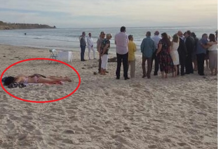 Шоу! Тяло на млада жена по бански попречи на сватба на плажа