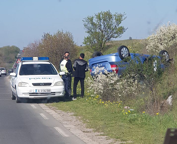 Ужас! Бургаска Хонда се обърна в нивата на пътя за Каблешково (СНИМКА)