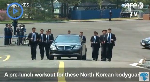 12 мъже тичаха край колата на Ким Чен-ун, за да го пазят