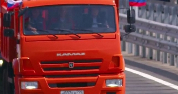 Путин заряза лимузините и се метна на "Камаз" (СНИМКА)