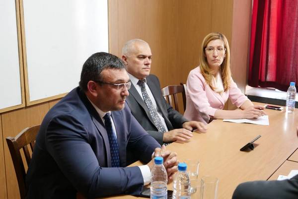Министър Ангелкова: Работим, за да гарантираме максимално безопасно протичане на летния сезон