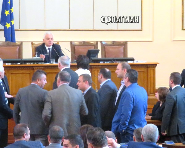Депутатите останаха без работа, скалъпиха си скандал, Явор Нотев насрочи за утре „съдебно" заседание