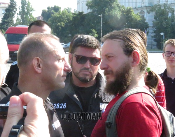 Екшън пред парламента: Френетичен сблъсък между Манол Глишев и полицейски шеф (СНИМКИ и ВИДЕО)