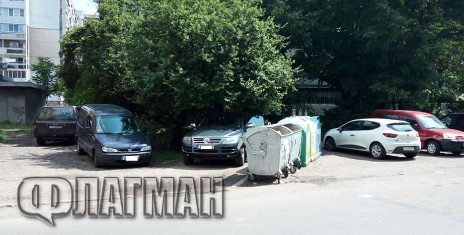 Жители на бургаския ж.к.”Изгрев”: Сложете колчета пред бл.43, нагли шофьори паркират където им падне