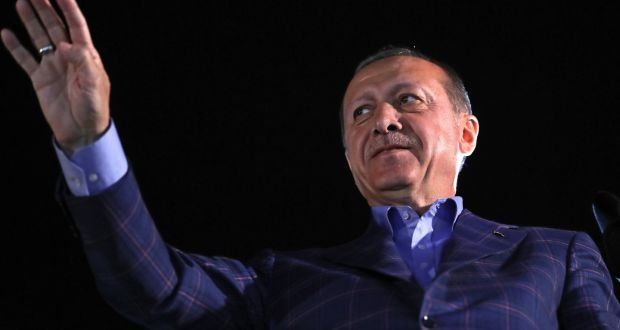 Масови уволнения в Турция: Властите изхвърлят 18 500 служители, закриват обществени организации и медии