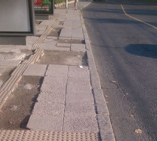 Вижте състоянието на плочките на най-използваната автобусна спирка в Бургас
