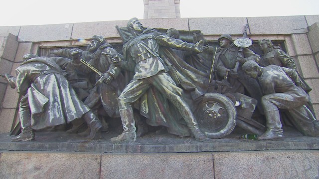 Навръх 9-и септември: Нова кофа боя за Паметника на съветската армия