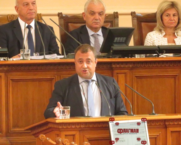 И атентатът на летище „Бургас” влезе в парламентарния дебат за министерските рокади