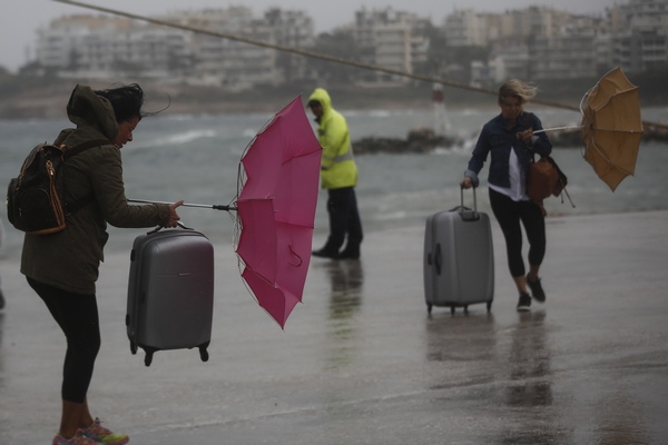 Мощни бури застигнаха Гърция (ВИДЕО)