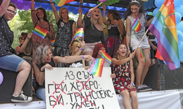 Румъния гласува забраната на гей браковете