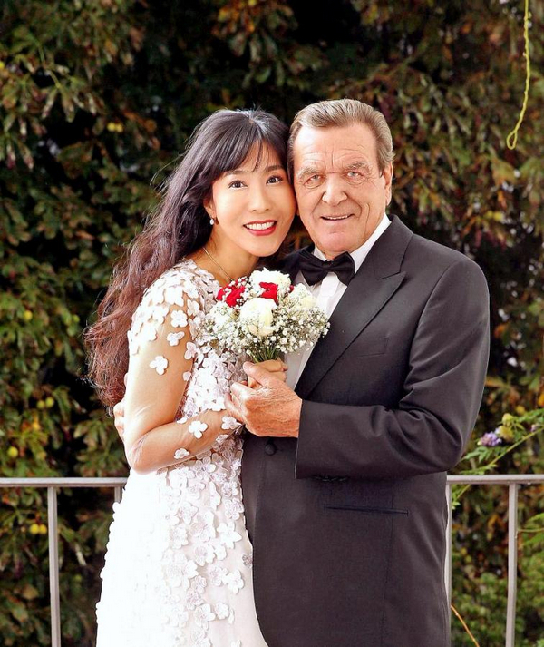 74-годишният Герхард Шрьодер се ожени за много по-млада корейка, няма да повярвате кои бяха сред гостите