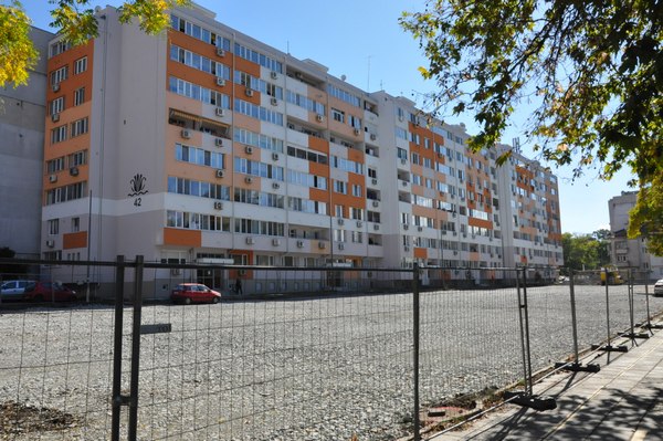 Край на ужаса! 130 нови места за паркиране в центъра, още 50 в бургаския жк. "Славейков" (СНИМКИ)