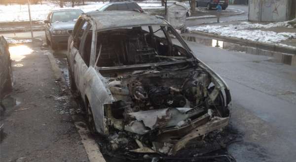 Форд изгоря като факла в центъра на с. Голямо Буково, собственикът се втурнал да гаси пламъците