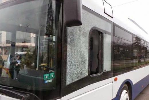 Шокиращо! Психопат хвърли бутилка по пълен автобус на градския транспорт в Бургас