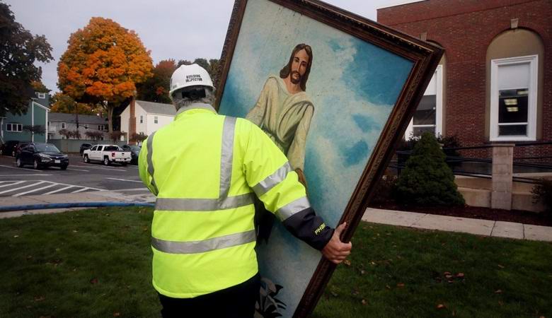 Картина с лика на Исус Христос оцеля по чудо след пожар (ВИДЕО)