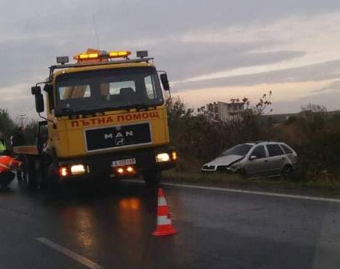 Огромна тапа на входа на Бургас, кола се озова в канавката (СНИМКИ)