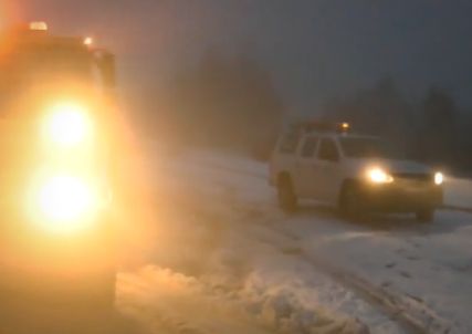 Сняг и заледени пътища по високите части на страната