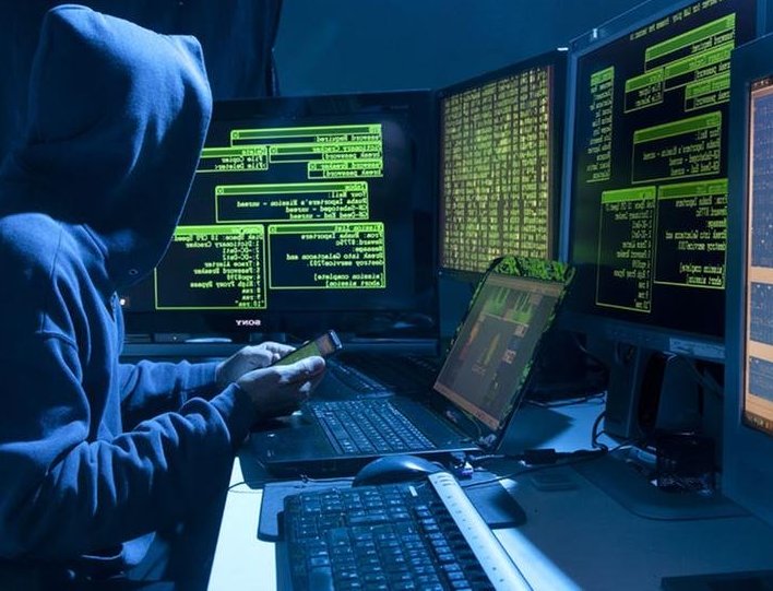 Ченгета закопчаха 22-годишен бургаски хакер, източил картата на военен