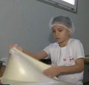 9-годишно момче върти майсторски баници (ВИДЕО)