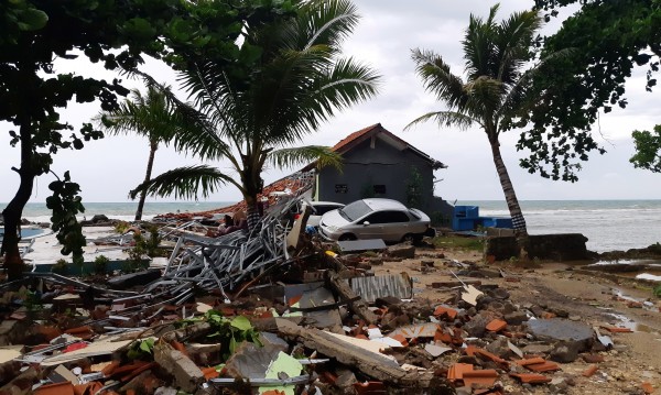 Индонезия: Има опасност от второ цунами